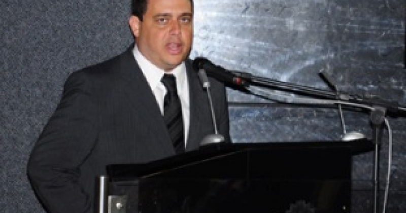 Felipe Santa Cruz discursando na posse da nova presidente do TRT/Rio