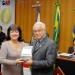 Foto 6 Foto: Anderson: Dr. Ronaldi Policani recebendo trofu Prmio Jurdico das mos de sua esposa Dra. Carmem Policani