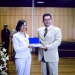 Foto 1 Dr. Emerson Vivaqua entregando carto de prata em homenagem Dra. Zuyla Batista Manhes pelos excelentes servios prestados  classe dos Advogados junto Caixa Economica Federal de Campos dos Goytacazes-RJ.