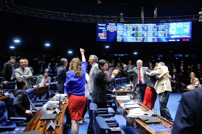 Senado aprova mudanças em financiamento de campanha e proíbe doação de empresas