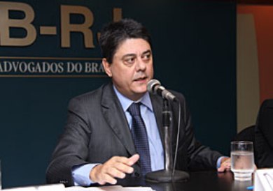 Artigo: Expediente nos tribunais - à espera do Supremo