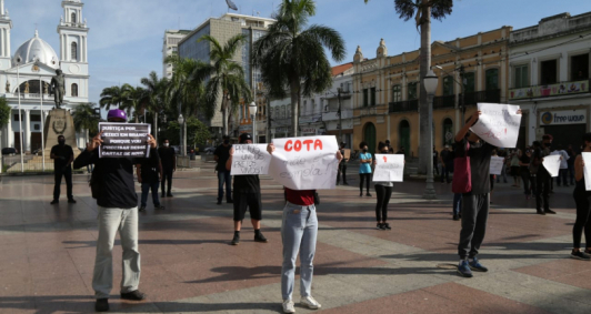 Campistas fazem ato contra o racismo na praça do Santíssimo Salvador