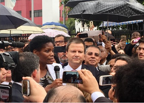 Dia histórico para a advocacia: OAB desagrava advogada algemada a mando de juíza no RJ