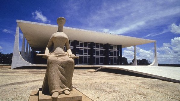 Incabível habeas corpus contra decisão de ministro do STF