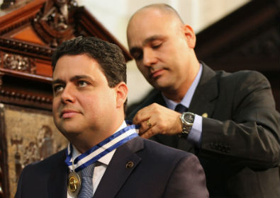Felipe é condecorado com Medalha Tiradentes