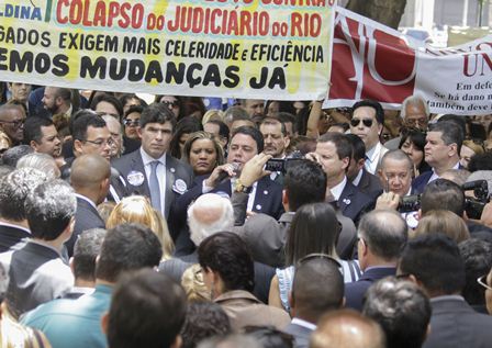 Ato contra colapso do Judiciário reúne aproximadamente mil advogados
